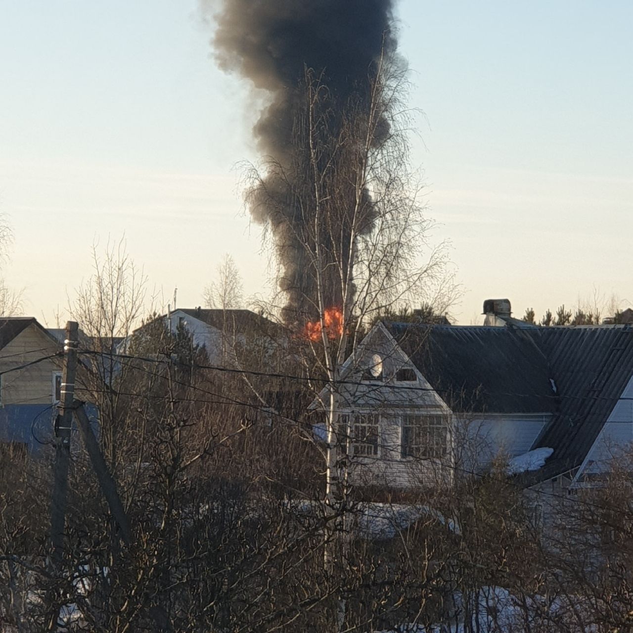 Пожарные два часа тушили большой частный дом в Красном Бору