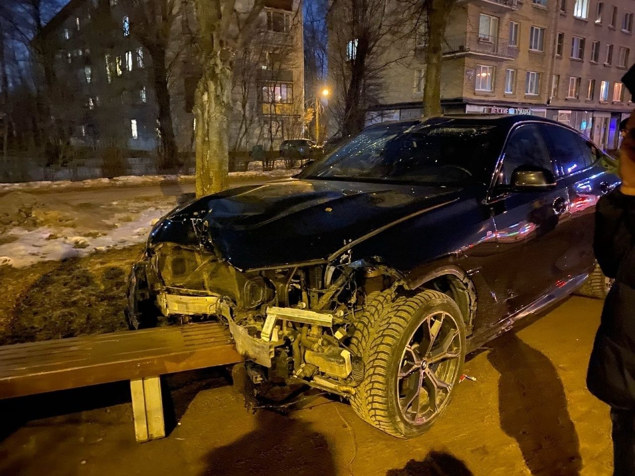 В Московском районе пьяный водитель BMW на огромной скорости снес столб и  врезался в скамейку на аллее