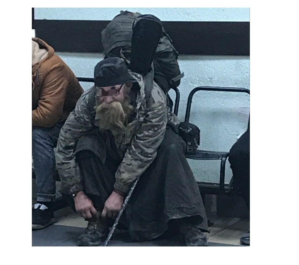Целуется с бомжами в питере. Бездомный. Бездомные люди в Санкт-Петербурге.