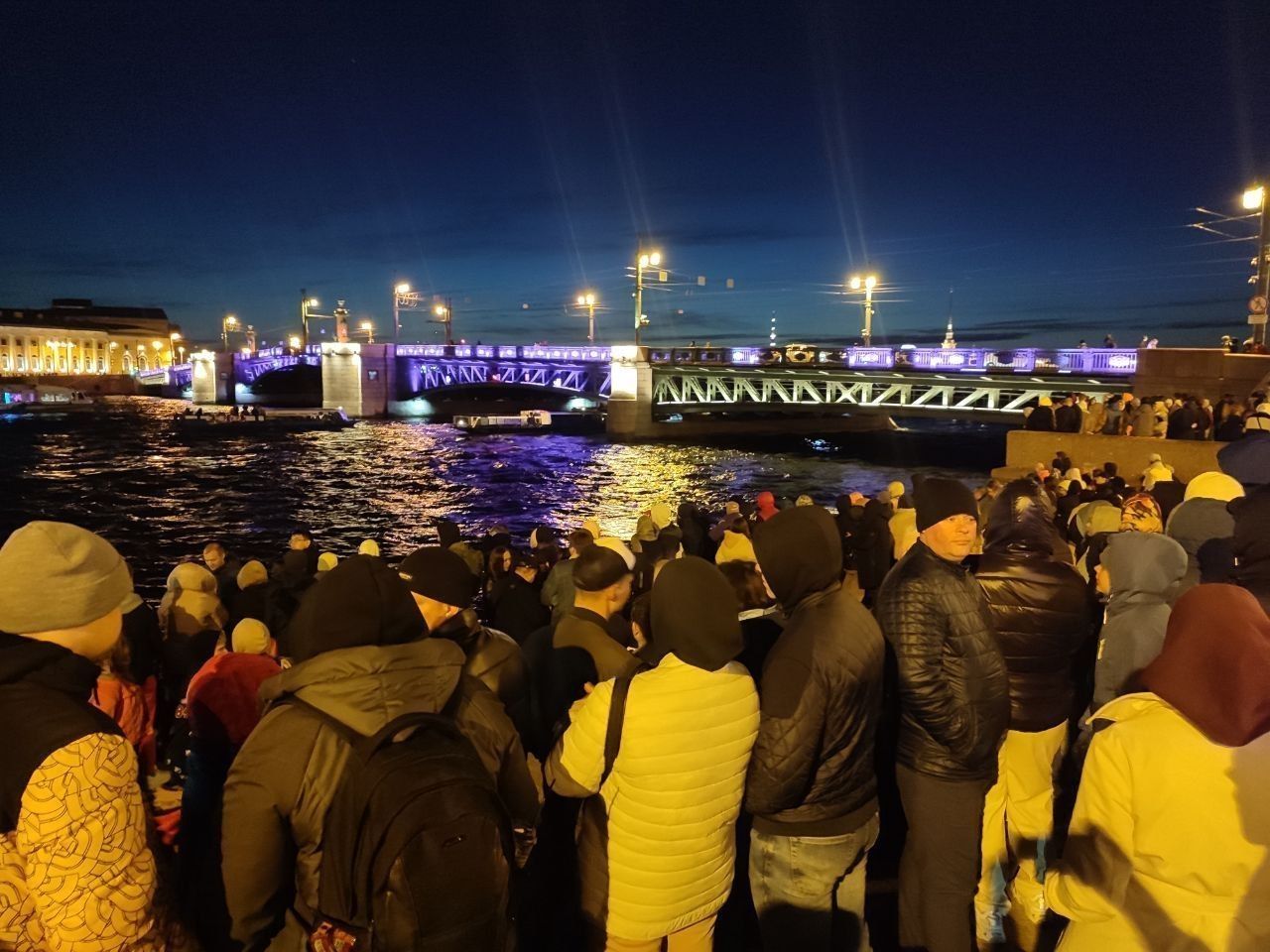 Петербург открытие. Шоу Поющие мосты СПБ. Фестиваль Поющие мосты 2022 СПБ. Мосты Питера ночью. Дворцовый мост 2022 год.