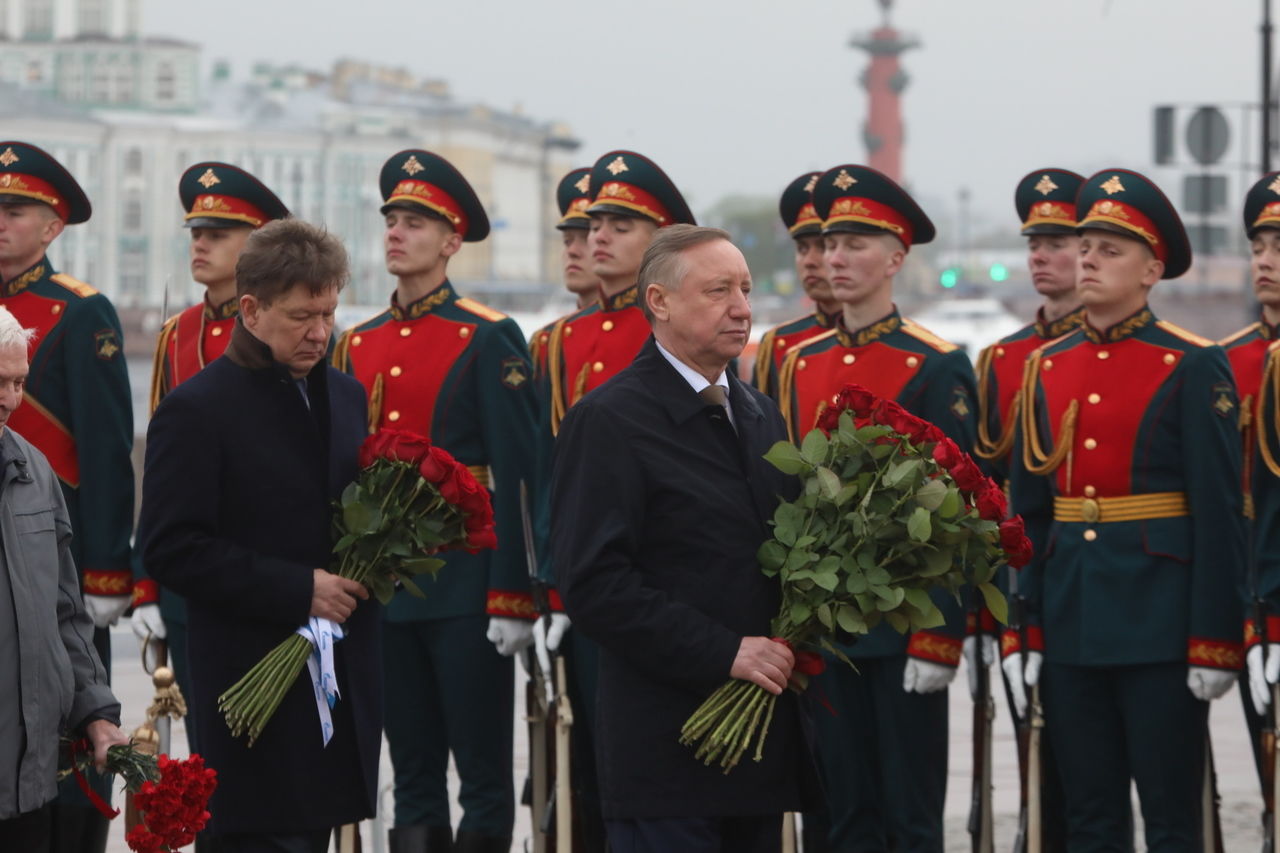 9 мая праздник в санкт петербурге. Церемония возложения цветов. Возложение на Сенатской площади Матвиенко в Санкт-Петербурге. Матвиенко на возложение цветов с ветеранами. Матвиенко с ветеранами в Петербурге.