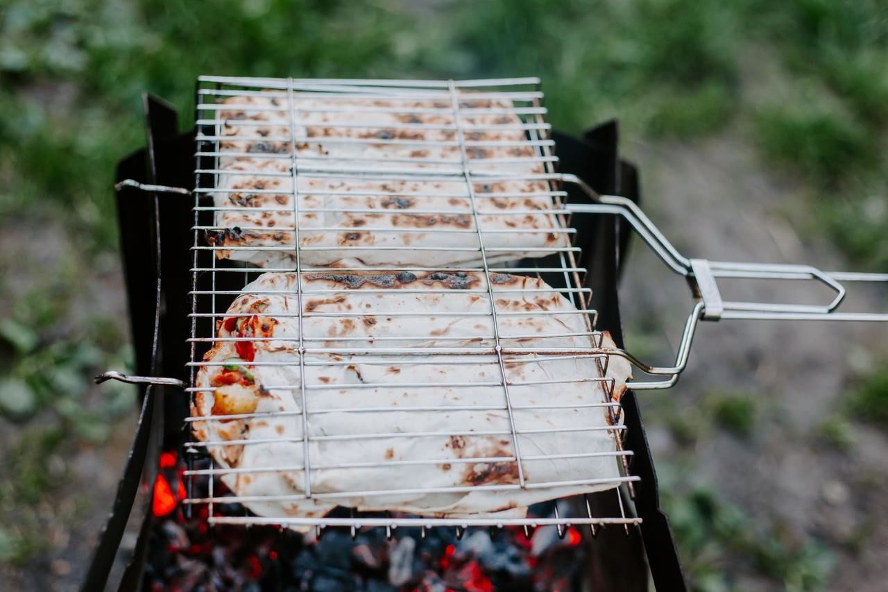 Не мясом единым: топ-5 закусок, которые можно быстро и легко приготовить на  мангале