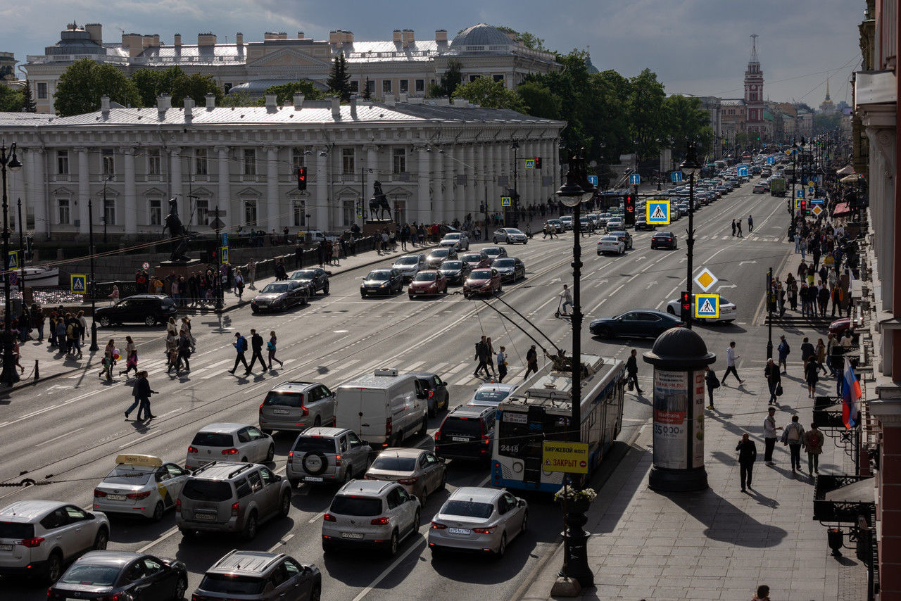 В Петербурге остановились автомобили и общественный транспорт для минуты  молчания