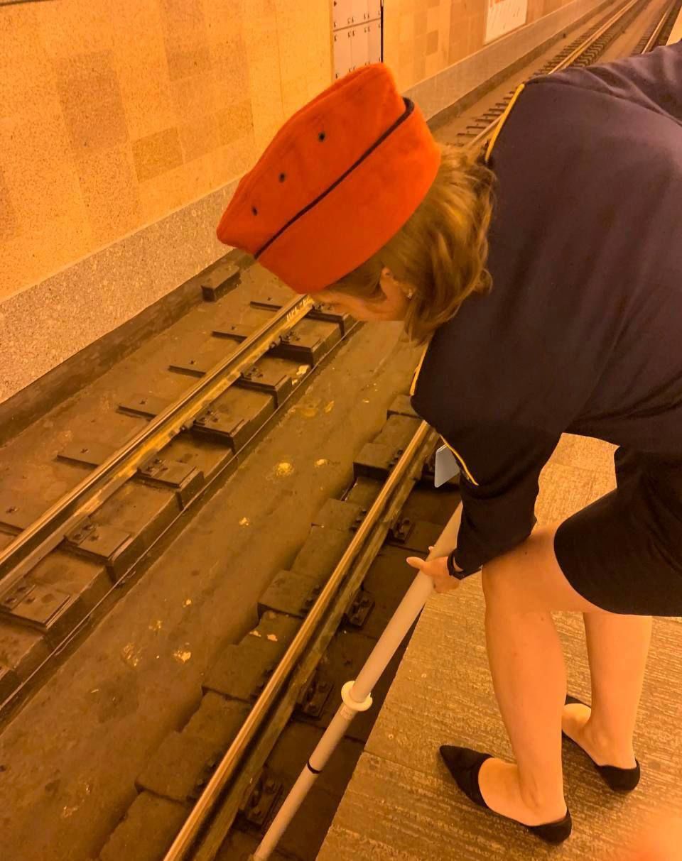 Девушка на рельсах в метро