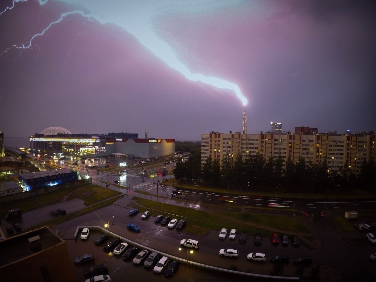 Во время грозы молния ударила в «Лахта Центр»: фото