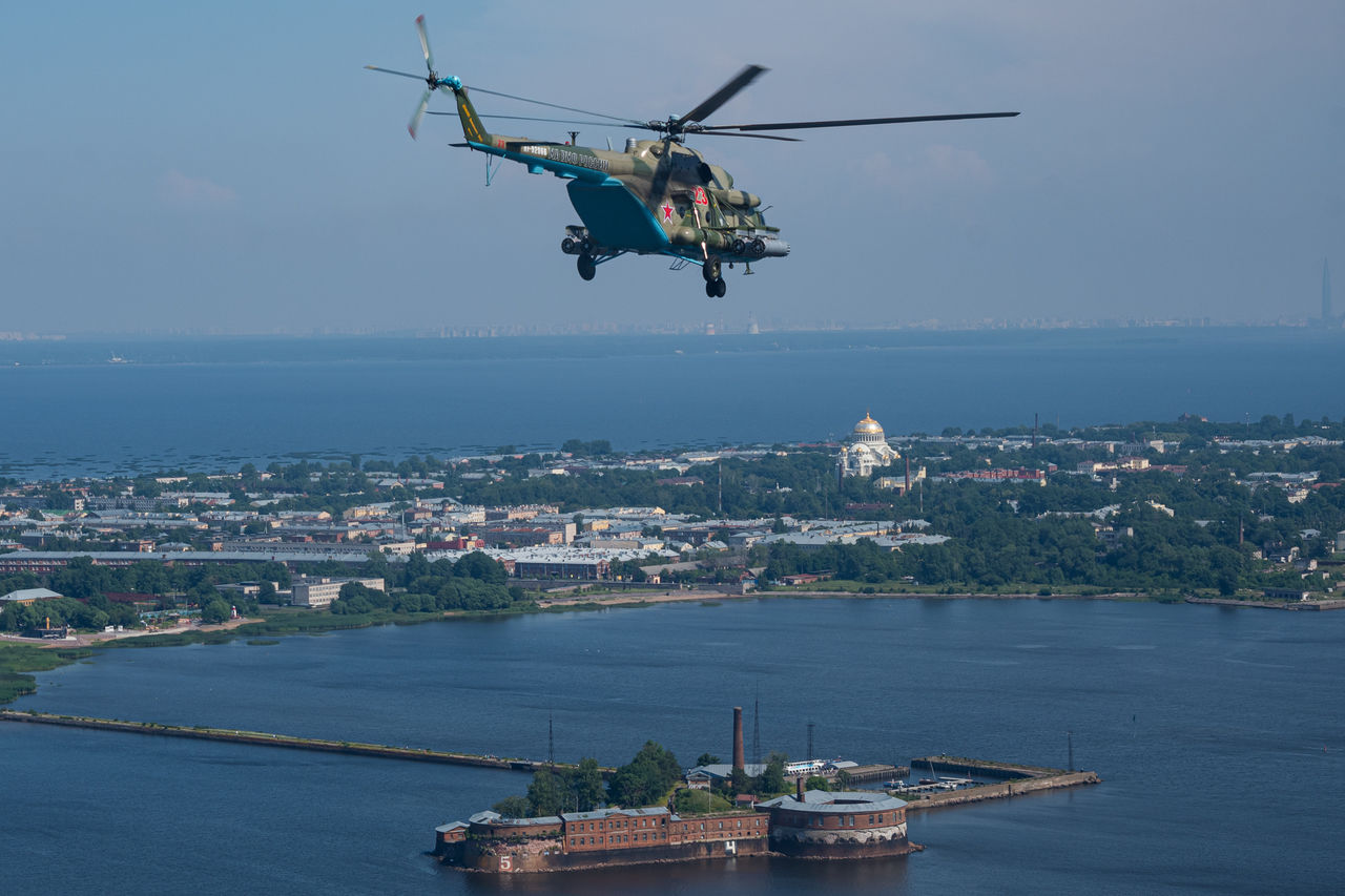 Вертолеты над питером сегодня. Репетиция парада ВМФ В Санкт-Петербурге 2022 вертолеты. Военный парад Кронштадт ВМФ 2022. Парад ВМФ В Кронштадте 2022. Парад ВМФ В Кронштадте 2023.