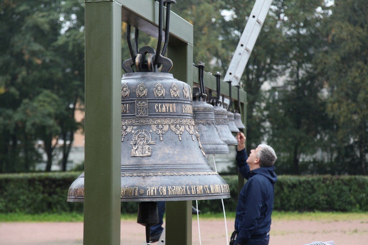 Памятник колокол мира Санкт Петербург