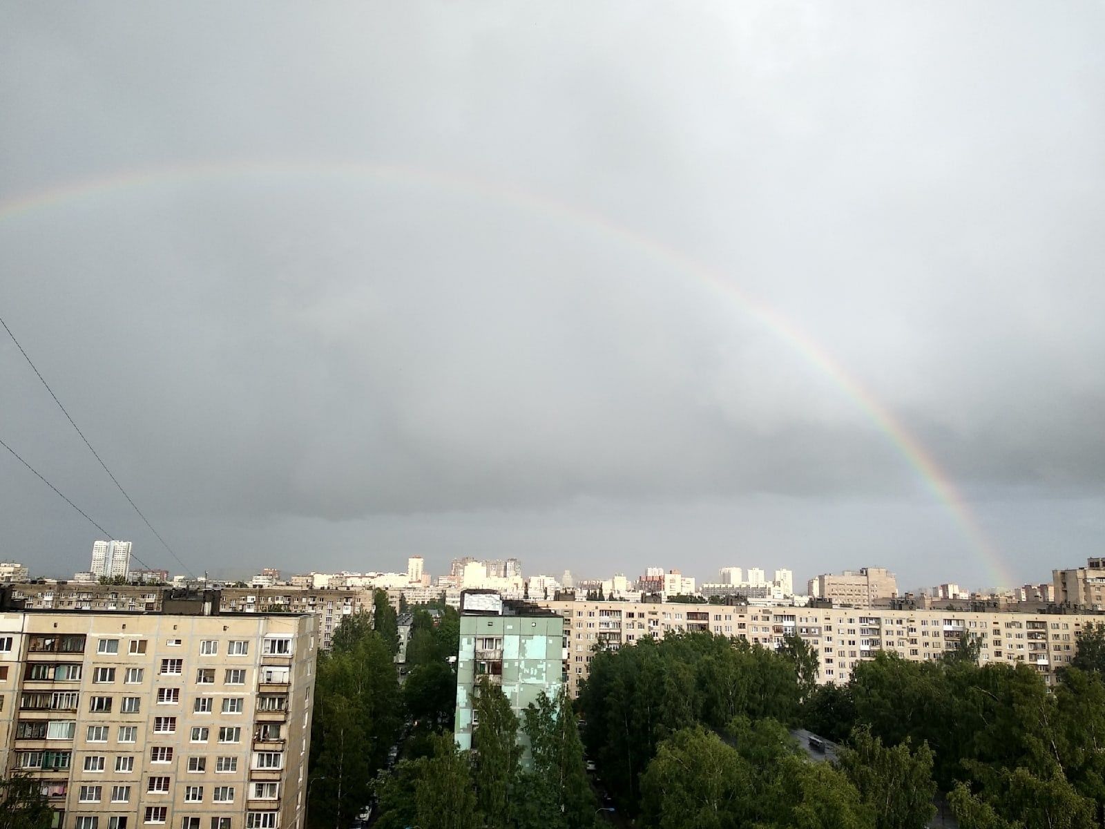 Радуга после дождя в городе. Радуга после дождя. Радуга после дождя Уфа. Радуга после летнего дождя.