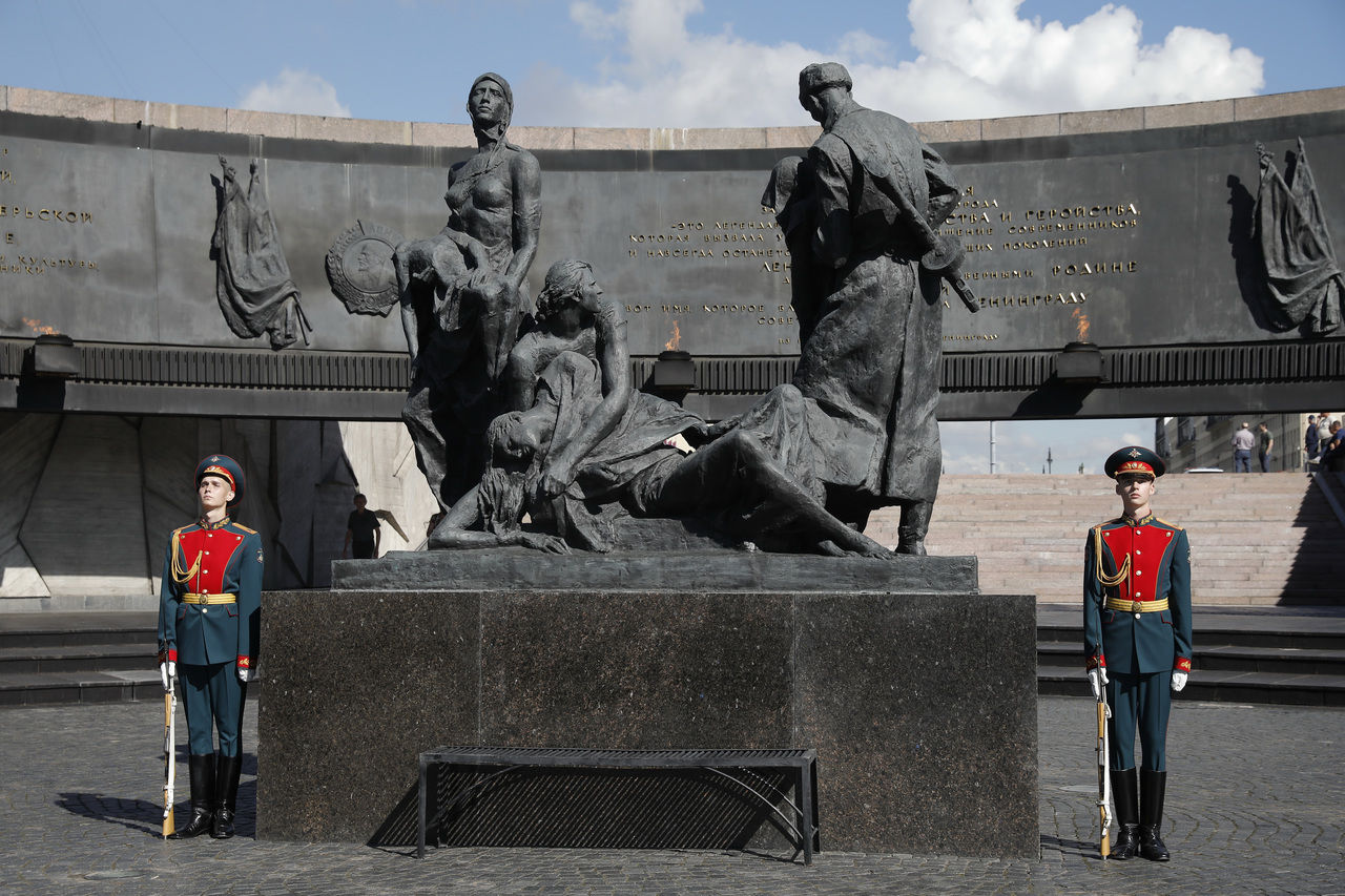 Памятном зале монумента героическим защитникам ленинграда. Защитникам Ленинграда монумент Стачек. Монумент героическим защитникам Ленинграда на площади Победы. Возложение цветов к монументу героическим защитникам Ленинграда. Памятник в Санкт Петер памяти защитников Ленинграда.