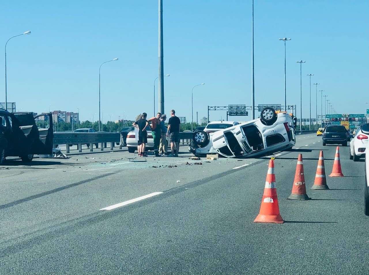 Видео: на КАД возле Мурино перевернулась Lada, пострадала семья с детьми