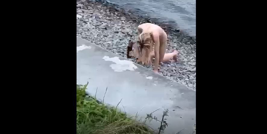 голая девушка входит в воду