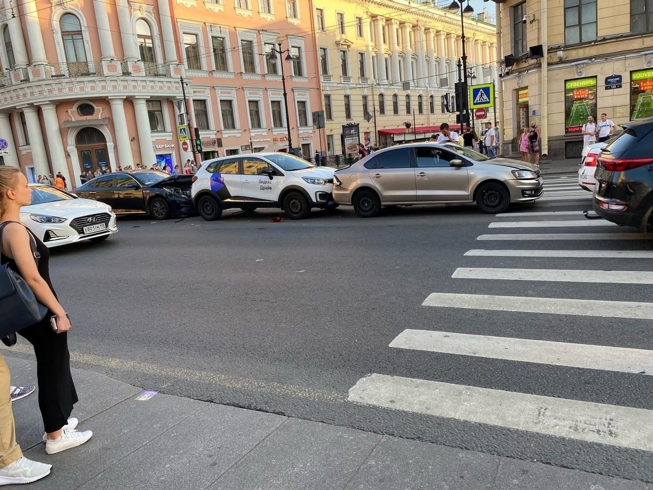 Движение петербург. Невский проспект из машины. Авария на Невском проспекте каршеринг. Ограничения движения Невский проспект. Туристы Невский проспект Санкт-Петербург.