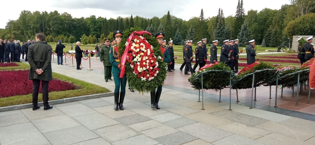 Некрополь 2024. Возложение венков на Пискаревском кладбище 2024. Мемориал на Пискаревском кладбище. Цветы на Пискаревском кладбище. Кладбище Ленинграда где захоронены сотни блокадников.