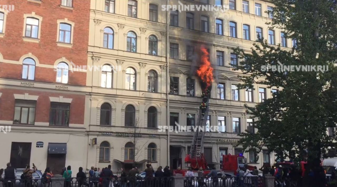 На канале Грибоедова в Петербурге горит помещение на третьем этаже