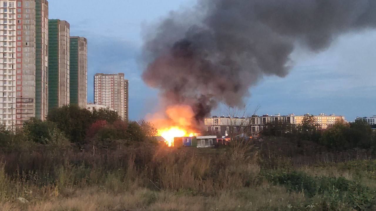 Пожар спб сейчас приморский. Пожар в Санкт-Петербурге сейчас в Приморском районе. Горящее здание. Пожар хозяйственной постройки.