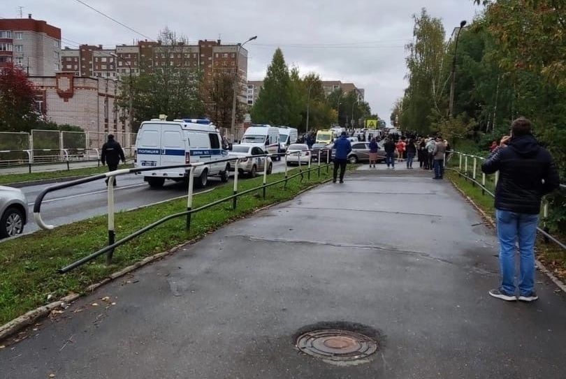 Стрелок в районе. Ижевск перестрелка в школе. Стрелок в Ижевске в школе. Стрельба в Ижевской школе.