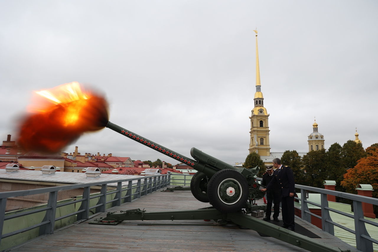 Полуденный выстрел из пушки Петропавловской крепости прогремел в честь  юбилея петербургского трамвая