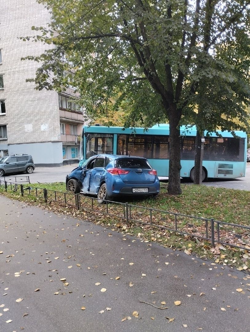 В Петербурге столкнулись пассажирский автобус и иномарка