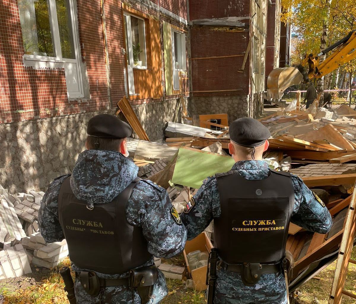 В Приморском районе демонтировали незаконный балкон с погребом