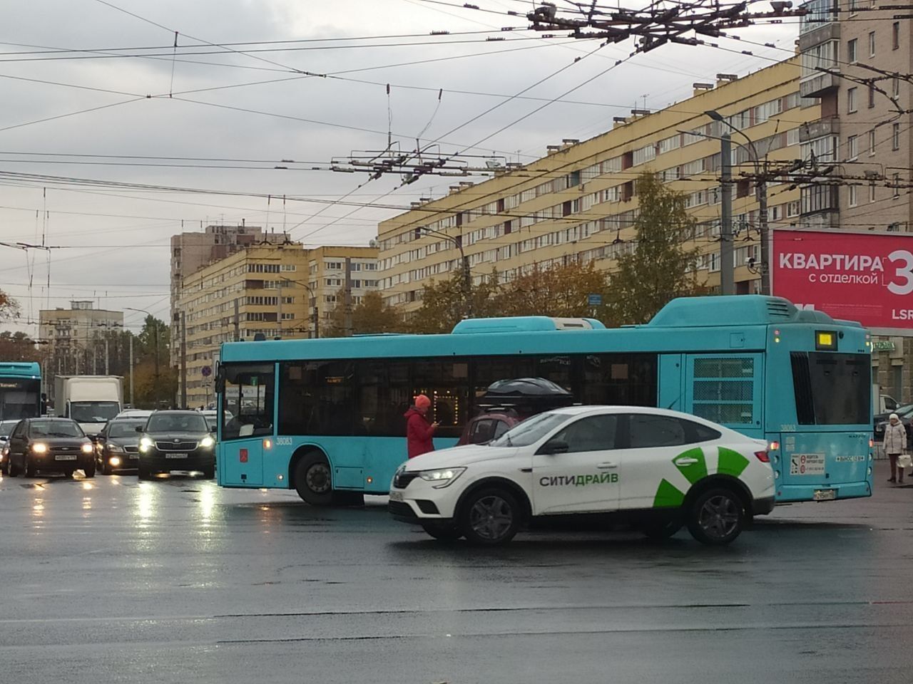 Автобусы утром. ФСБ Ленинский проспект.