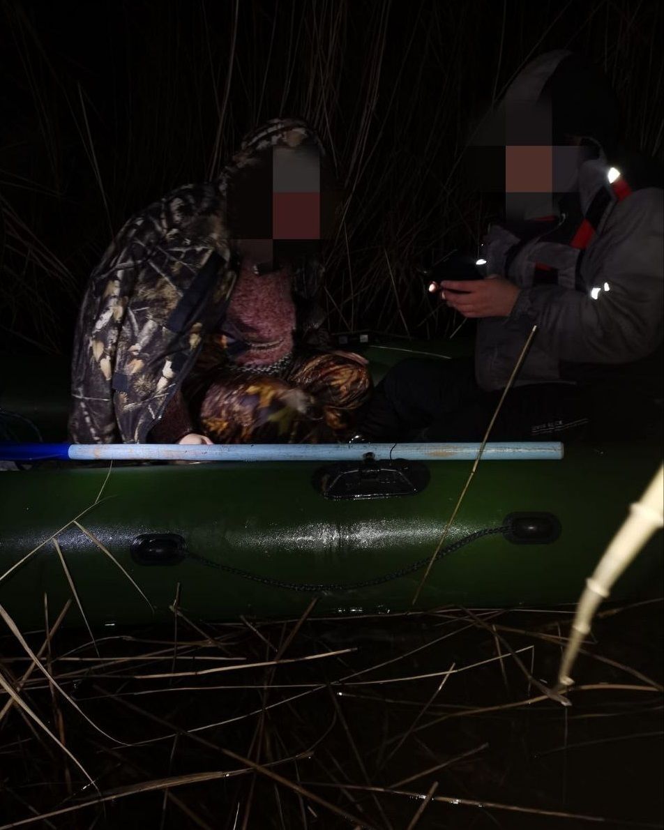 Рязанские спасатели. Заблудились на лодке. Заблудились на лодке. Человек сидит на перевернутой лодке. Заблудились на лодке.