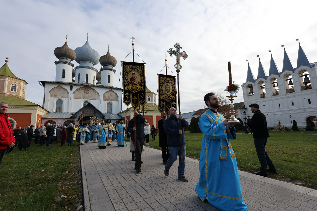 Закрыли монастырь. Крестный ход с Тихвинской иконы Божией матери в Петербург 2004. Тихвинский монастырь с чудотворной Тихвинской иконой Божией матери. Возвращение Тихвинской иконы Божией матери Петербург. Возвращение Тихвинской иконы Божией матери в 2004.