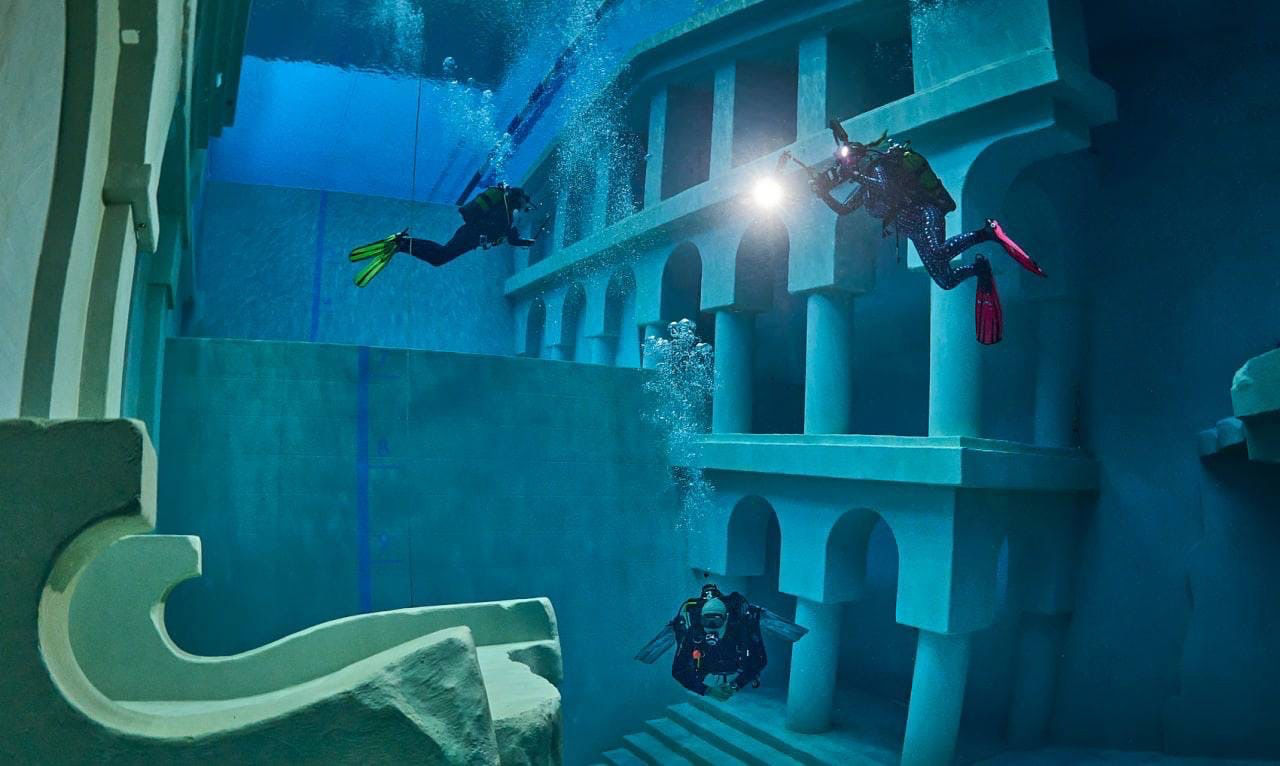 Как драйвер покорил самый глубокий бассейн в мире
