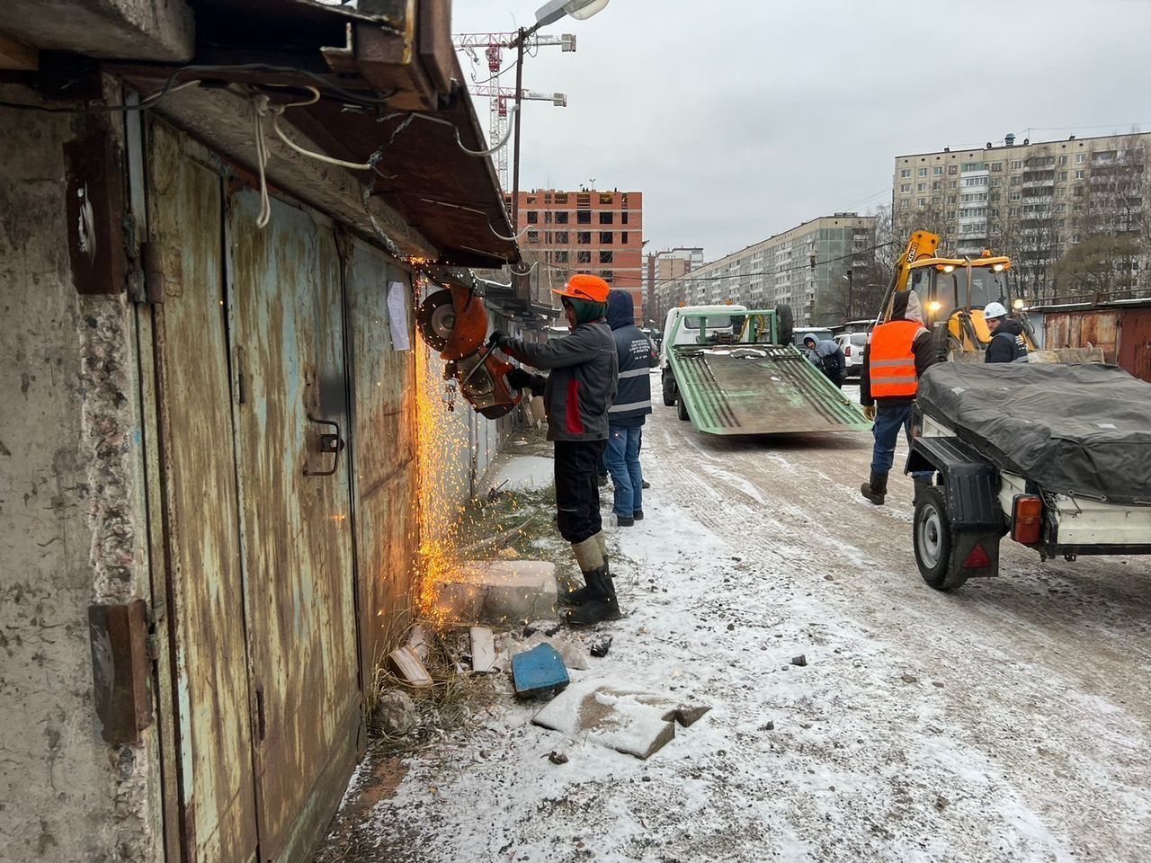 На улице Академика Константинова начали освобождать территорию для строительства школы на 1125 мест