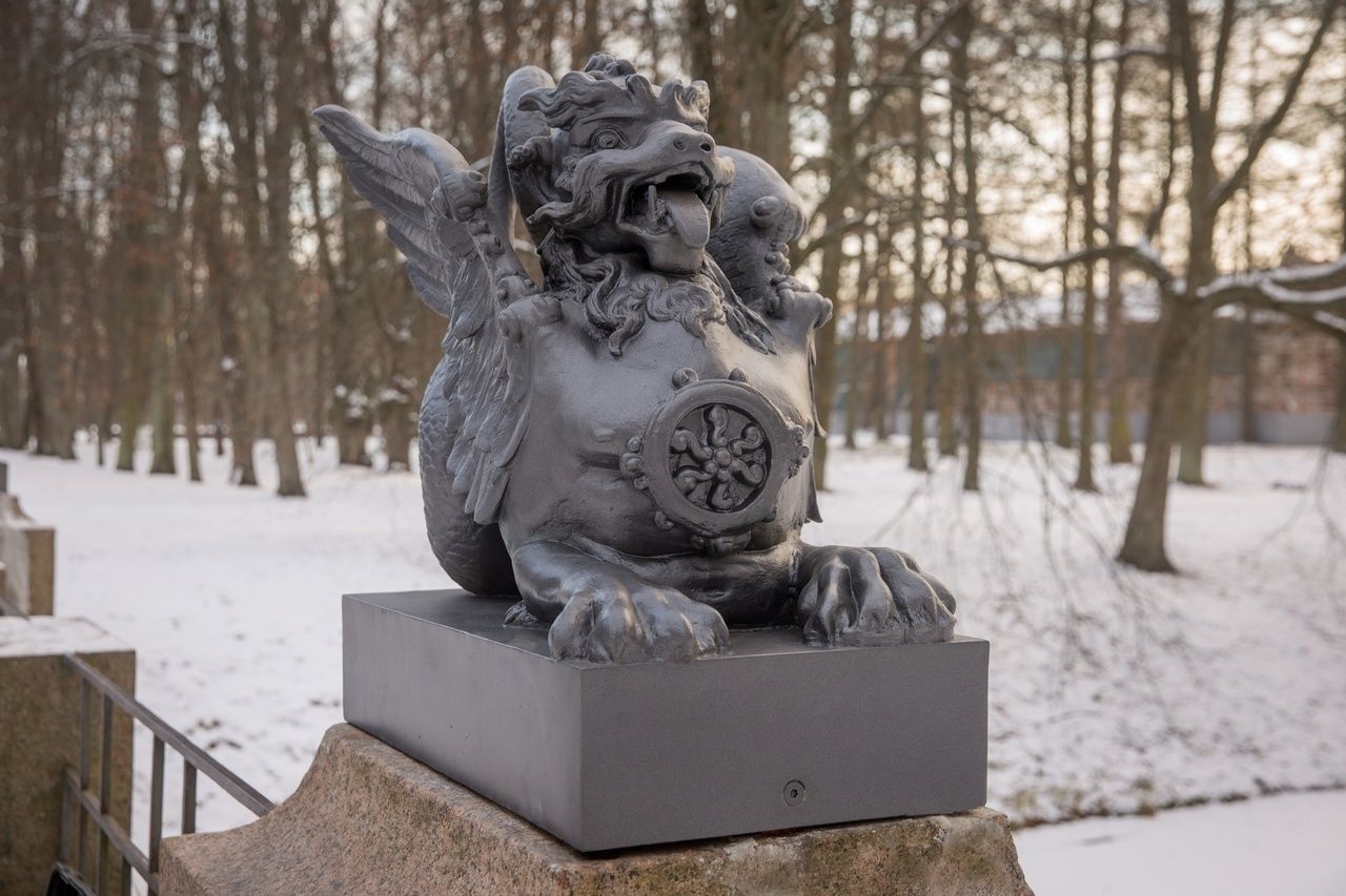 В Александровский парк вернули скульптуру дракона