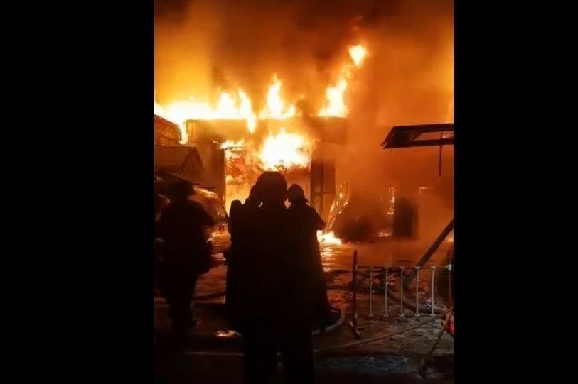 Крупный пожар в автосервисе на Васильевском острове локализован
