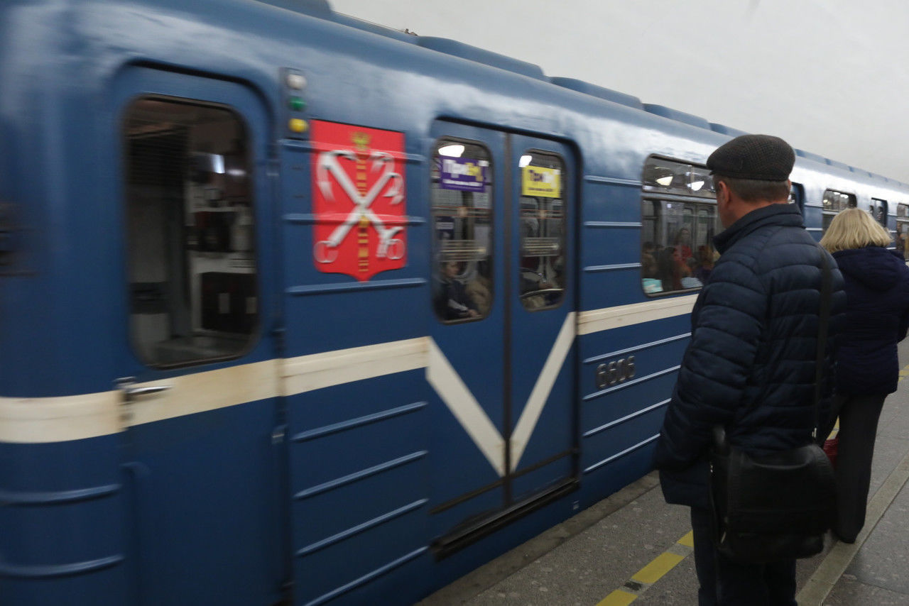 Коллапс продолжается: движение на синей ветке метро Петербурга снова  остановлено