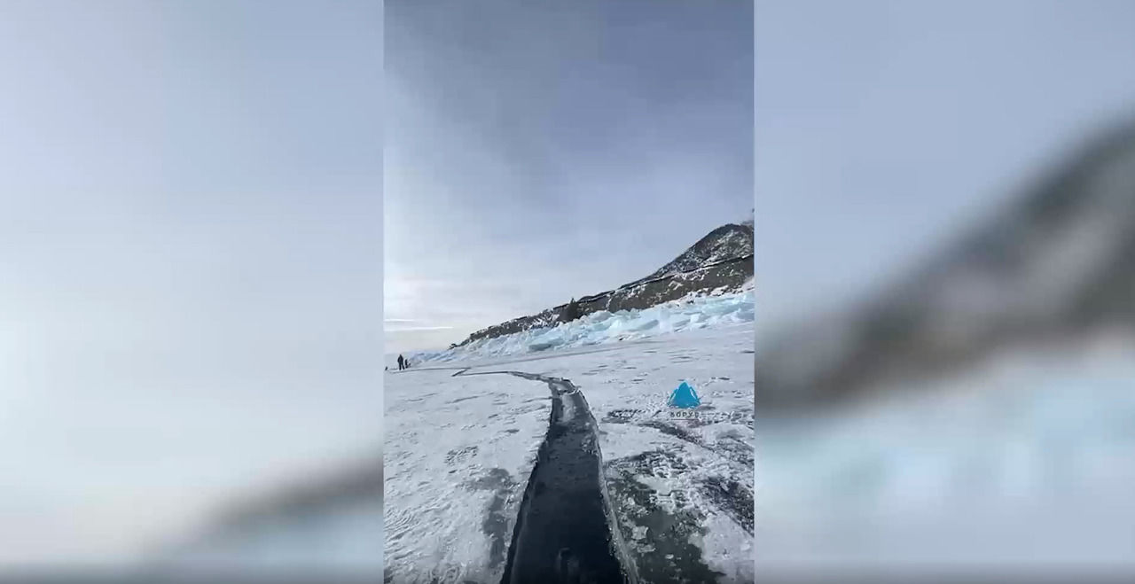 Трещина на байкале. Лед Байкала. Трещина на Байкале 2023. Камни на льду Байкала. Лёд Байкала фото.