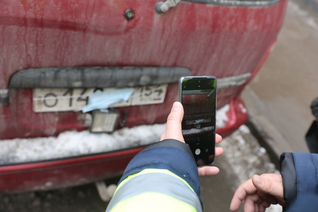 Как в Петербурге работает служба по борьбе с закрытыми автомобильными  номерами