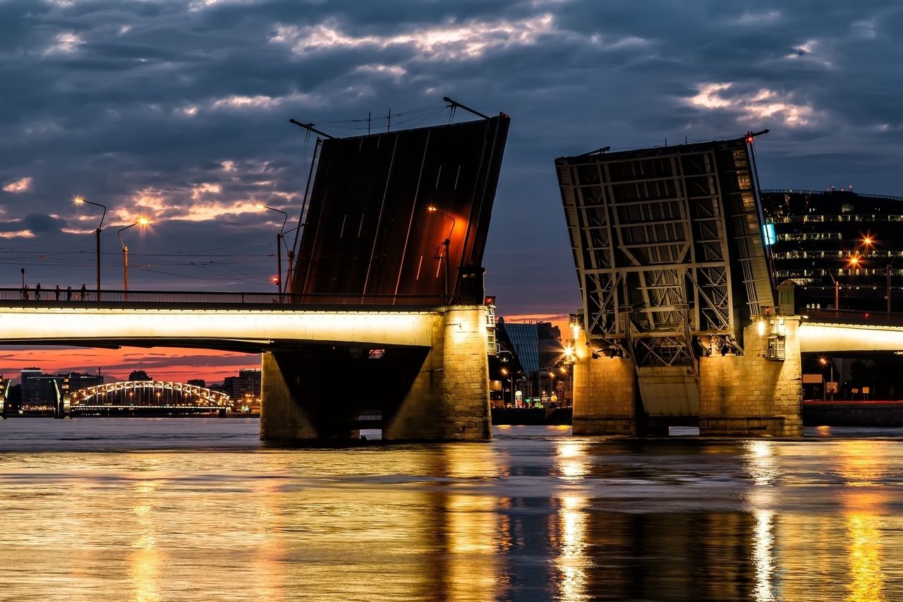 Мост в Питере Александра Невского разводной