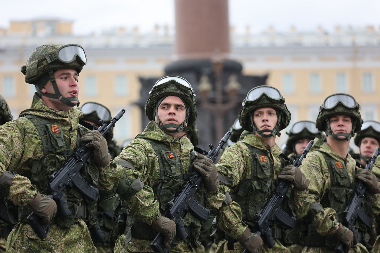 Эксперты объяснили, в чем отличие контракта от сверхсрочной службы