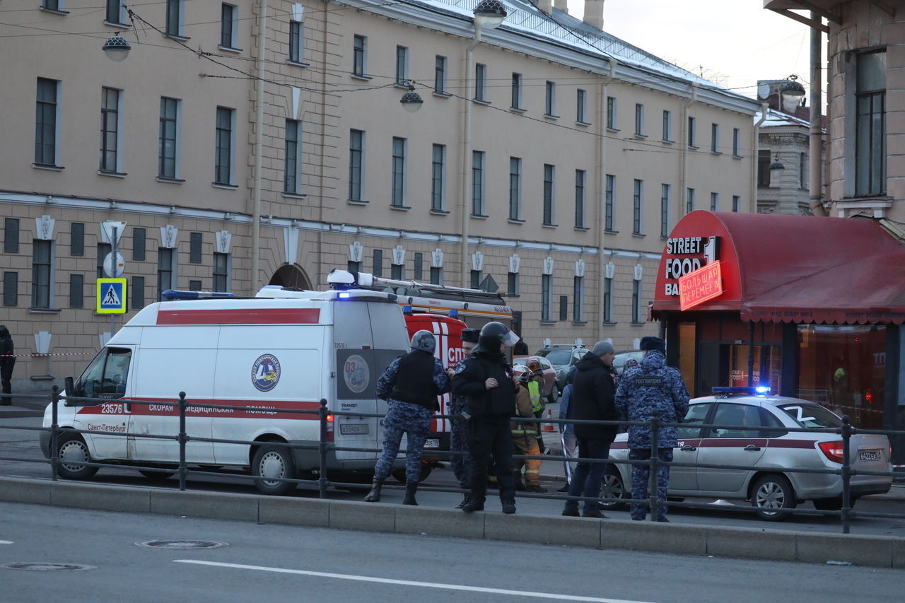 Фото: обстановка у кафе на Университетской набережной, где во время взрыва  погиб Владлен Татарский