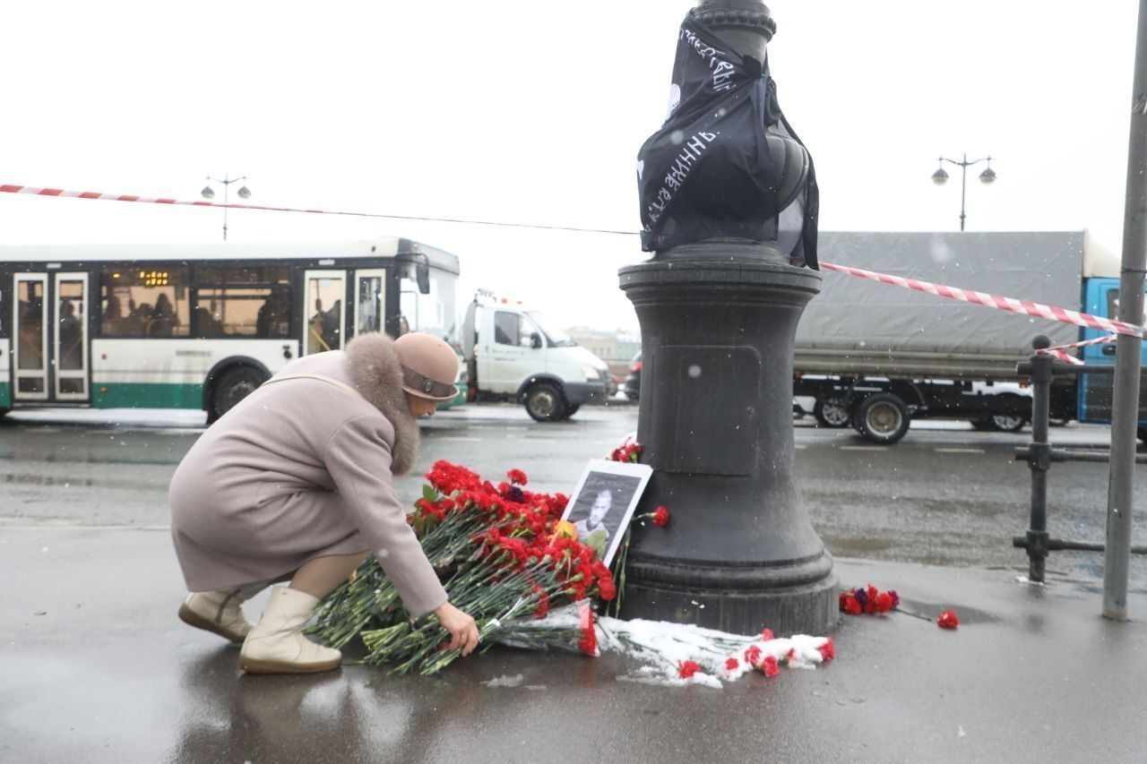 Петербуржцы несут цветы к кафе на Университетской набережной, где погиб  Владлен Татарский