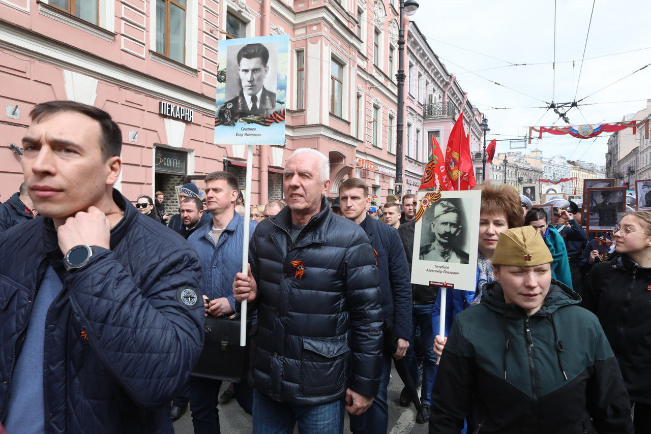 Видео: петербуржцам показали, как прикрепить на одежду портрет родственника  для акции «Бессмертный полк»