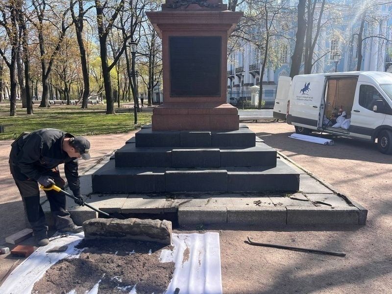 В никольском в саду в тени высокого ясеня сидели на дерновой скамейке катя с аркадием