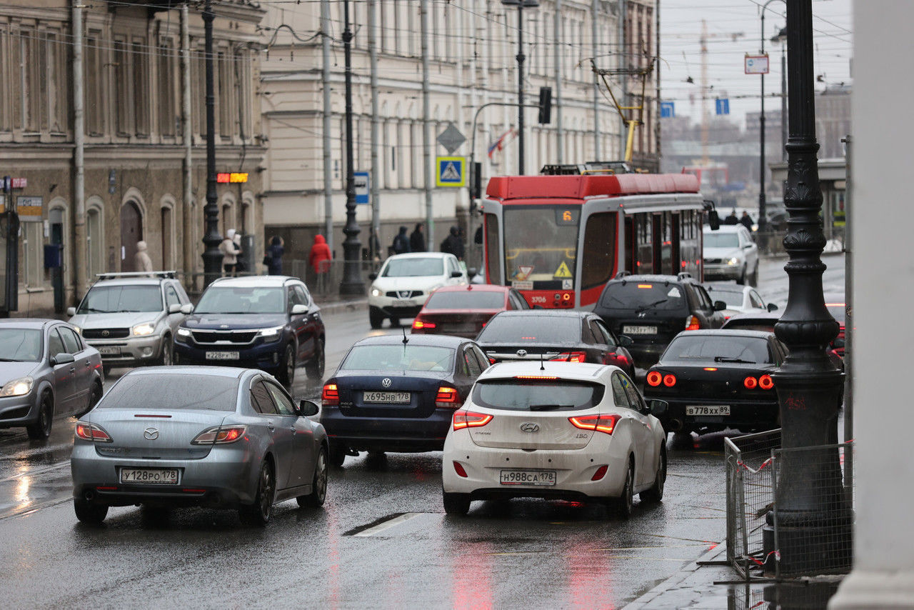 Утром 16 мая на КАД в Петербурге образовалась пробка в 11 километров