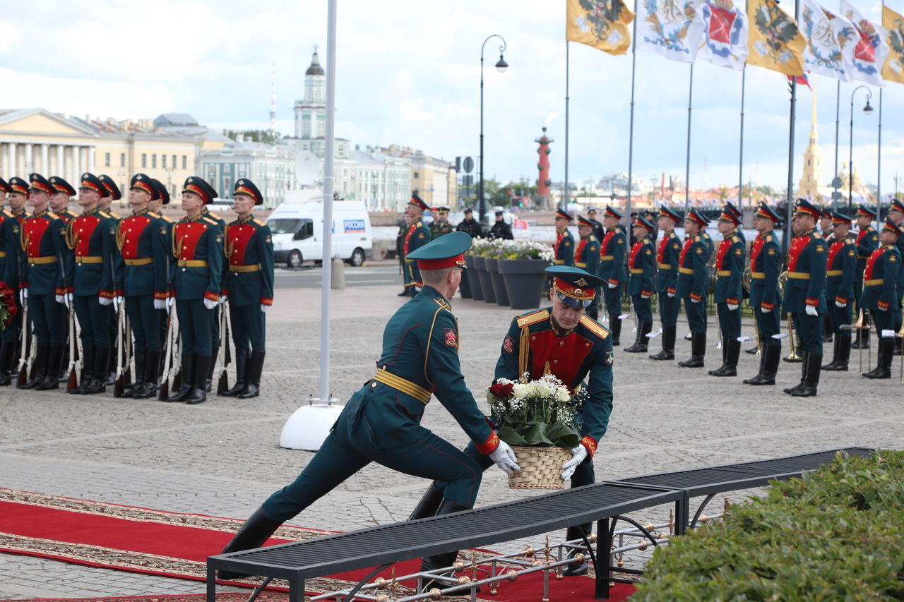 27 мая петербург день города. Торжественное возложение цветов на Сенатской площади 2023. Возложение на Невском 14. Санкт-Петербург возложение цветов на Дворцовой площади. Подиум для возложения цветов.