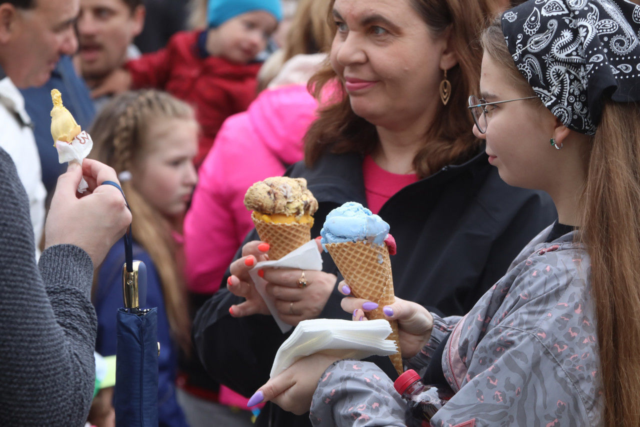 Проходит мороженщика 2. Фестиваль мороженого СПБ. Фестиваль мороженого СПБ 2019. Мороженое из Питера. Мороженое Александрийское.
