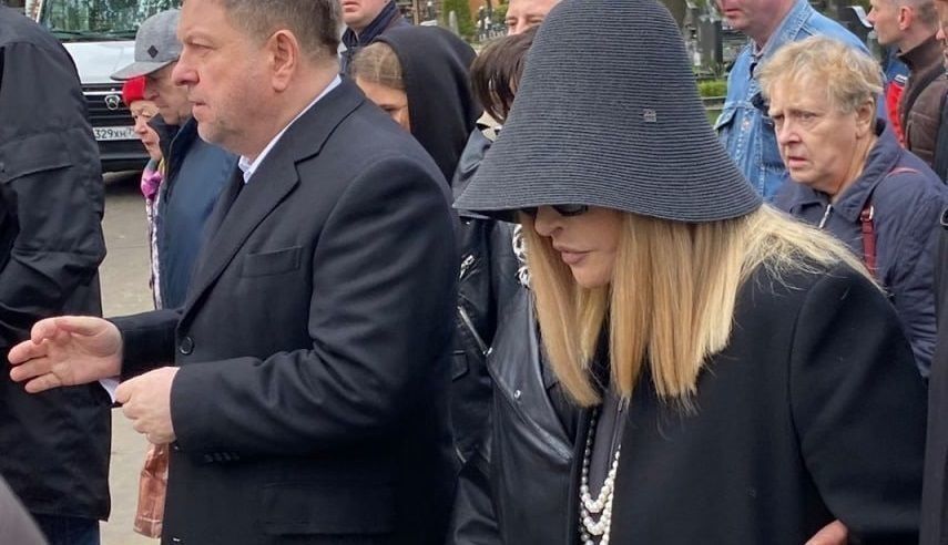 Выяснилась стоимость дизайнерского наряда Аллы Пугачевой, в котором она была на похоронах Юдашкина