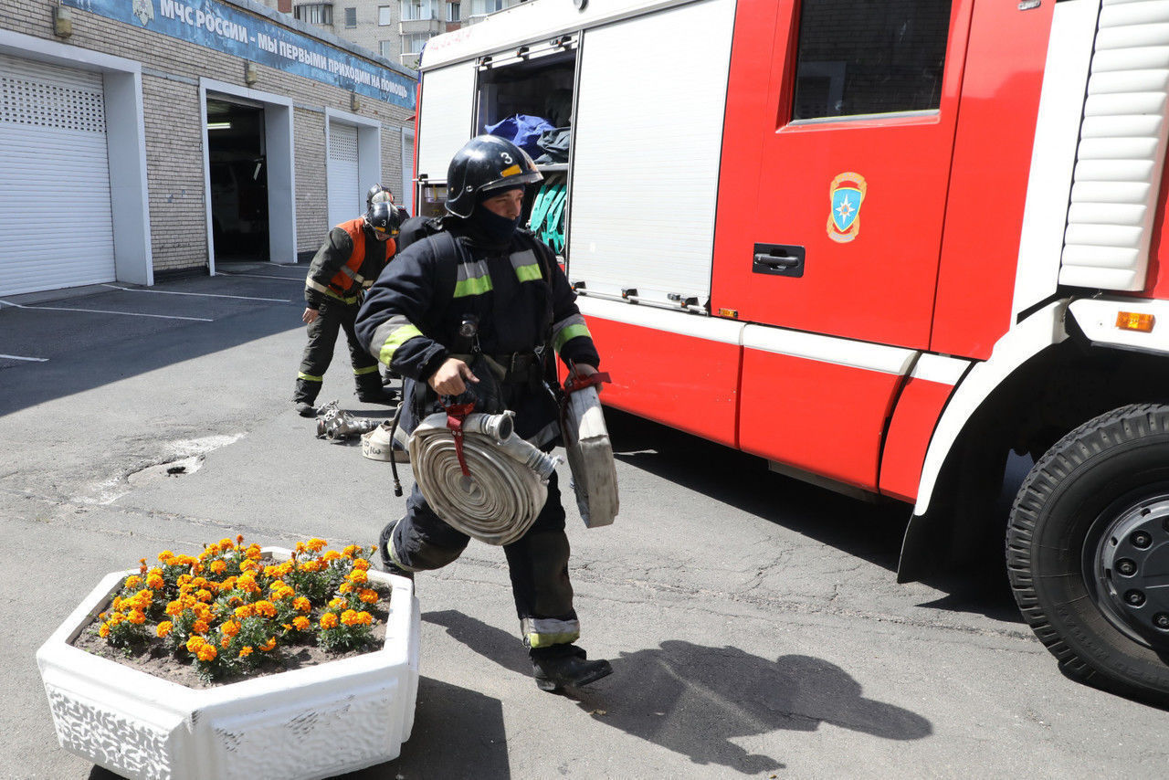 На Заповедной улице в Петербурге загорелся частный дом