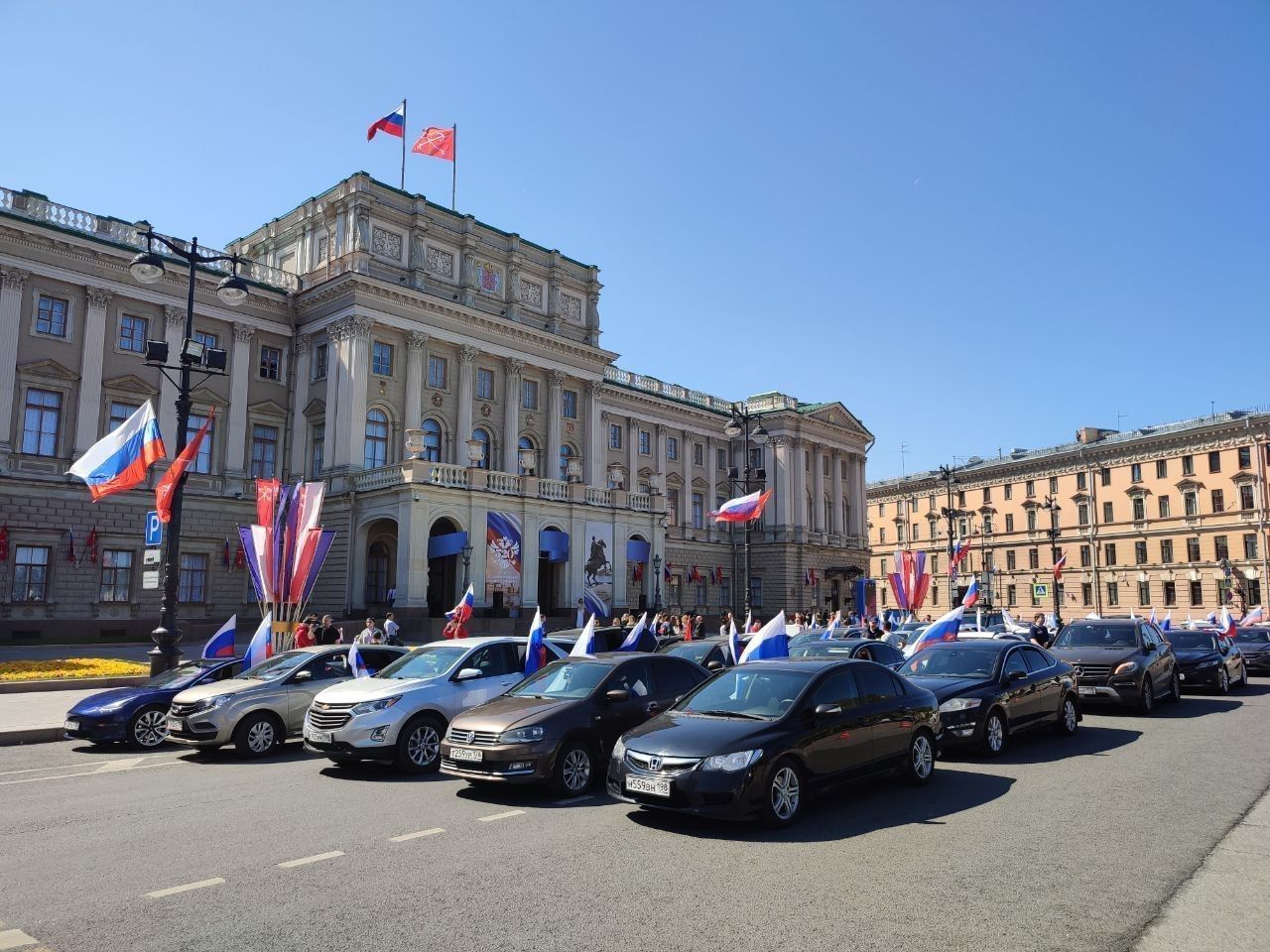 Автолюбители образовали колонну, чтобы проехать по Петербургу с флагом  России