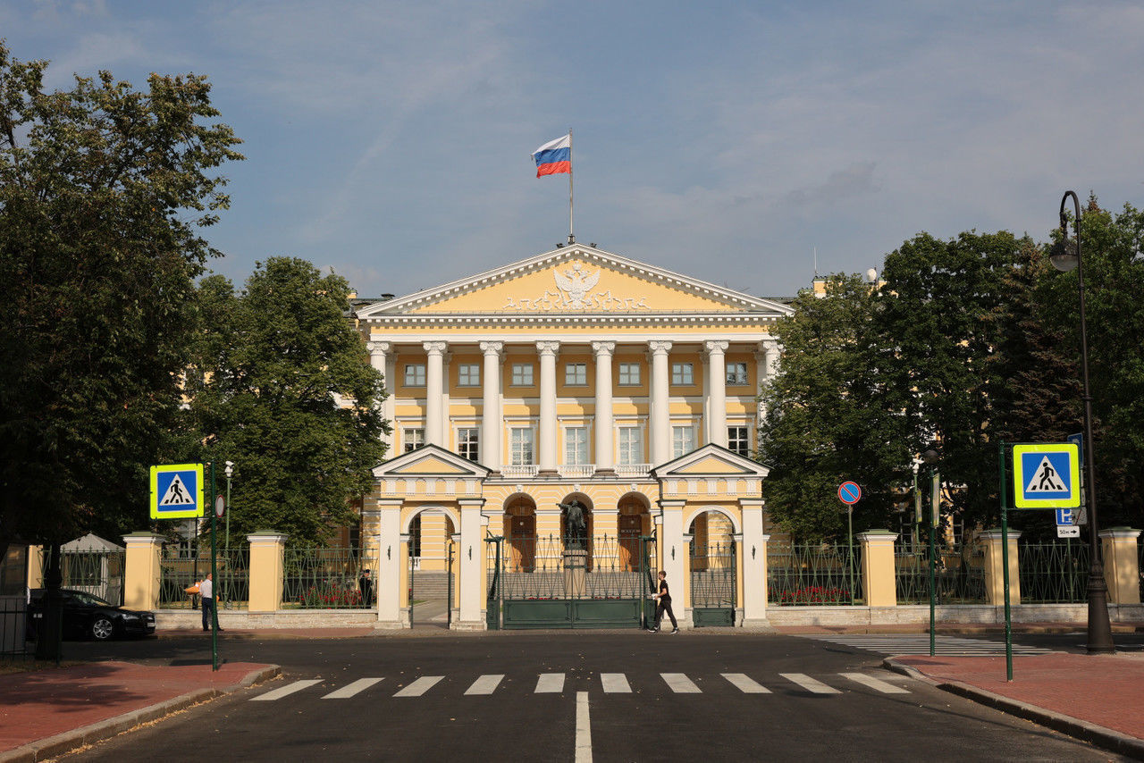 Петербург закон. Информация о Петербурге. Портрет на фоне Санкт-Петербурга.