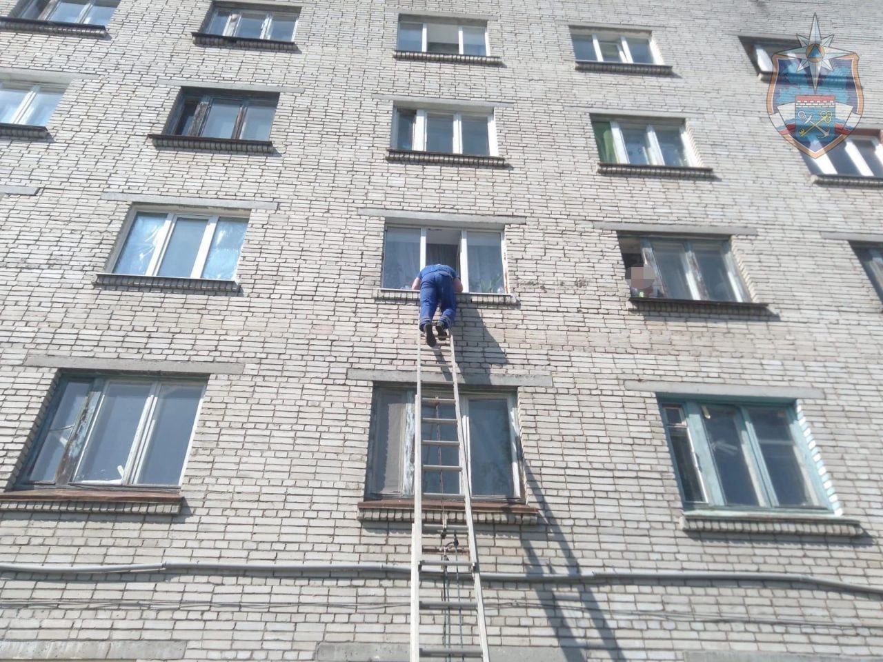 Спасатели проникли в квартиру в Приозерске, где заперся маленький ребенок