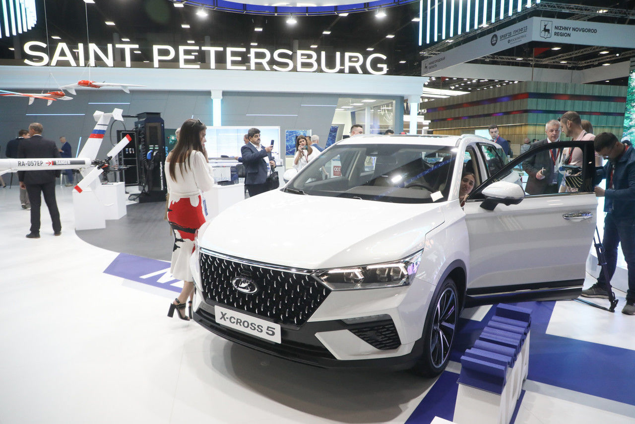 Стало известно, сколько стоят машины в петербургских автосалонах