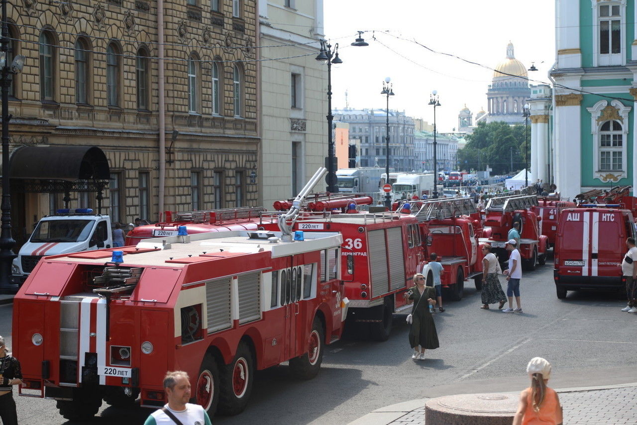 Фото: на Дворцовой площади готовятся к параду ретроавтомобилей пожарной  службы