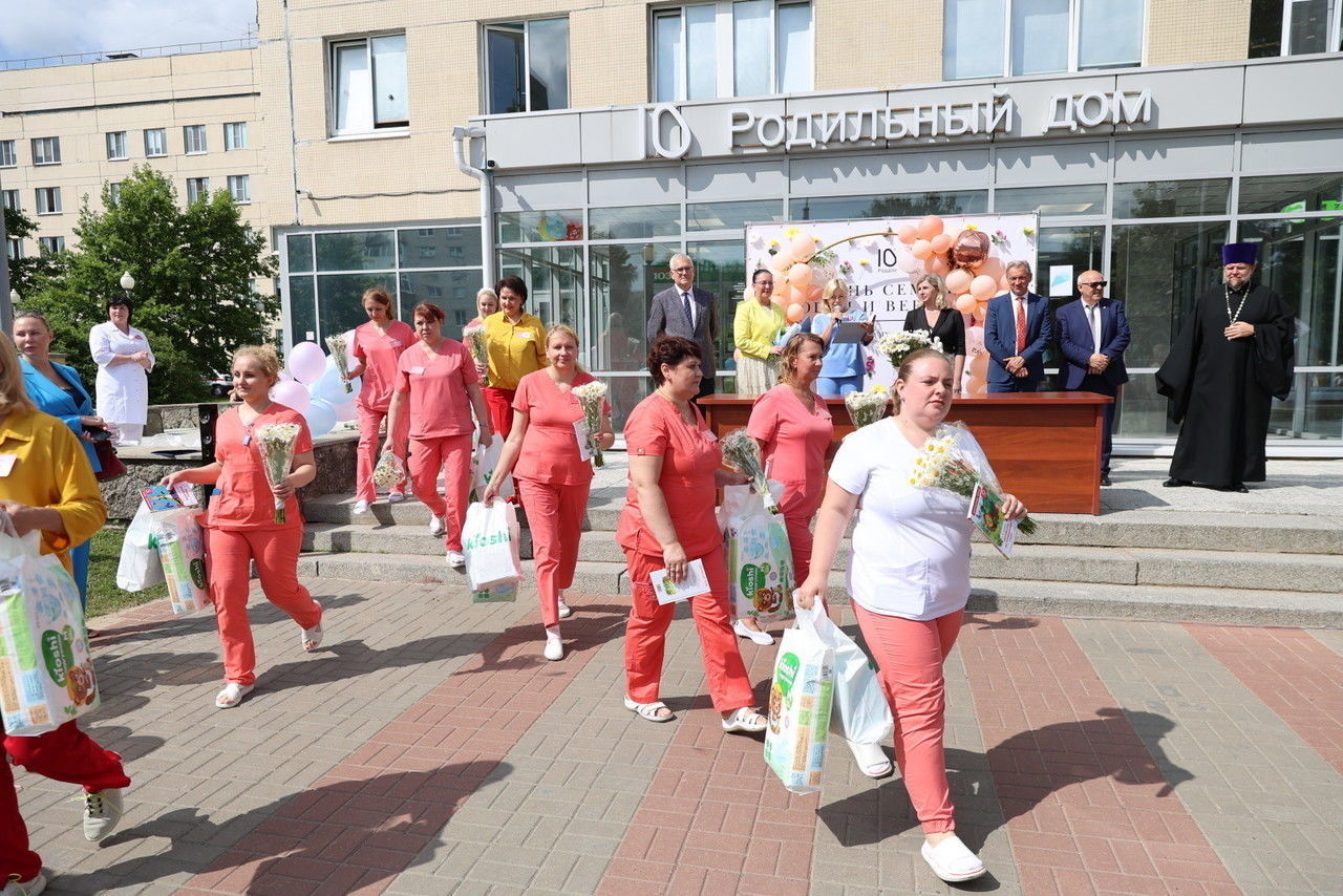 В Родильном доме № 10 масштабно отметили приближающийся День любви, семьи и  верности